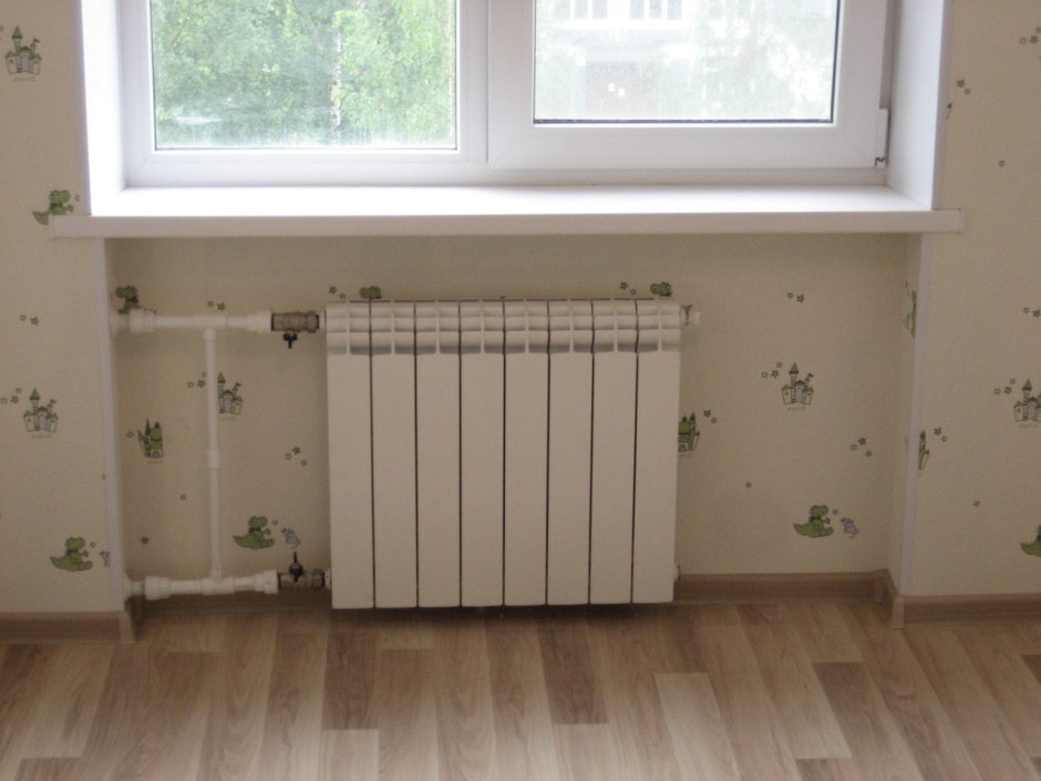 Батарея под окном