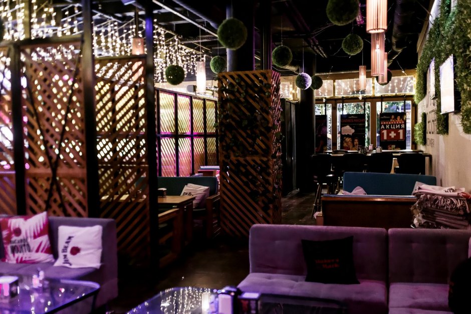 Белая кирпичная стена в интерьере