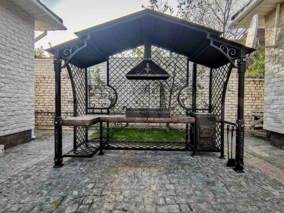 Беседка с мангальной зоной из металла оригинальный