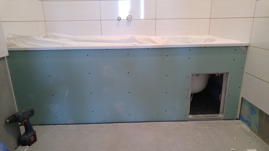 Люк под ванной под плитку