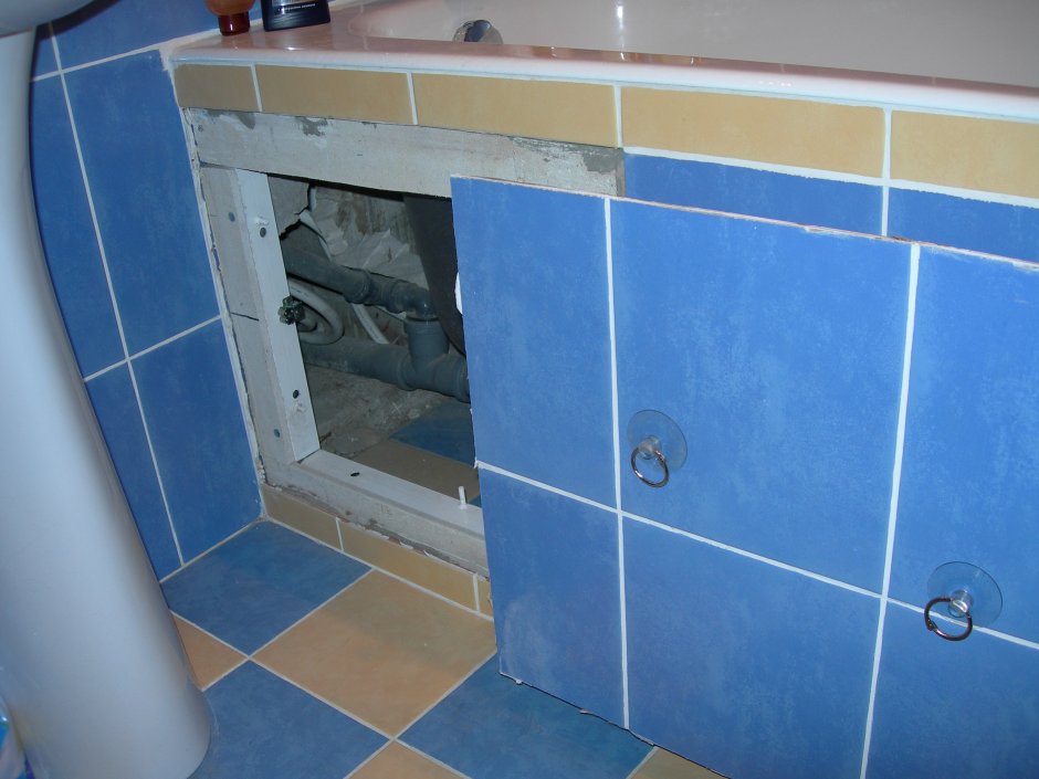 Люк в экране под ванной на магнитах