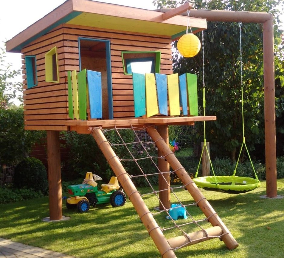 Корабль из дерева для детской площадки