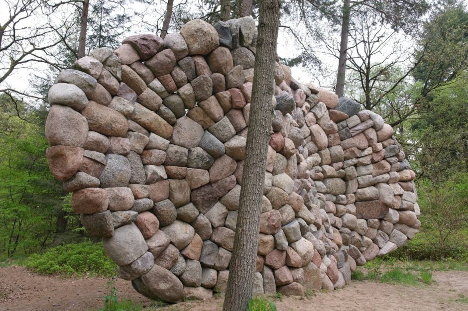 Забор из круглого камня