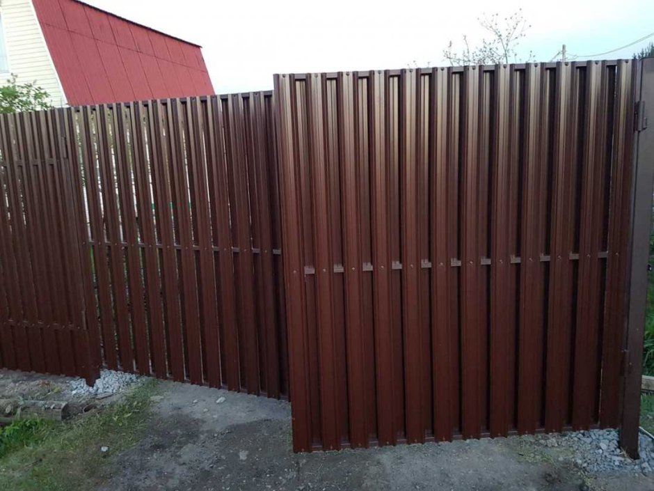 Забор из евроштакетника и ворота из профнастила