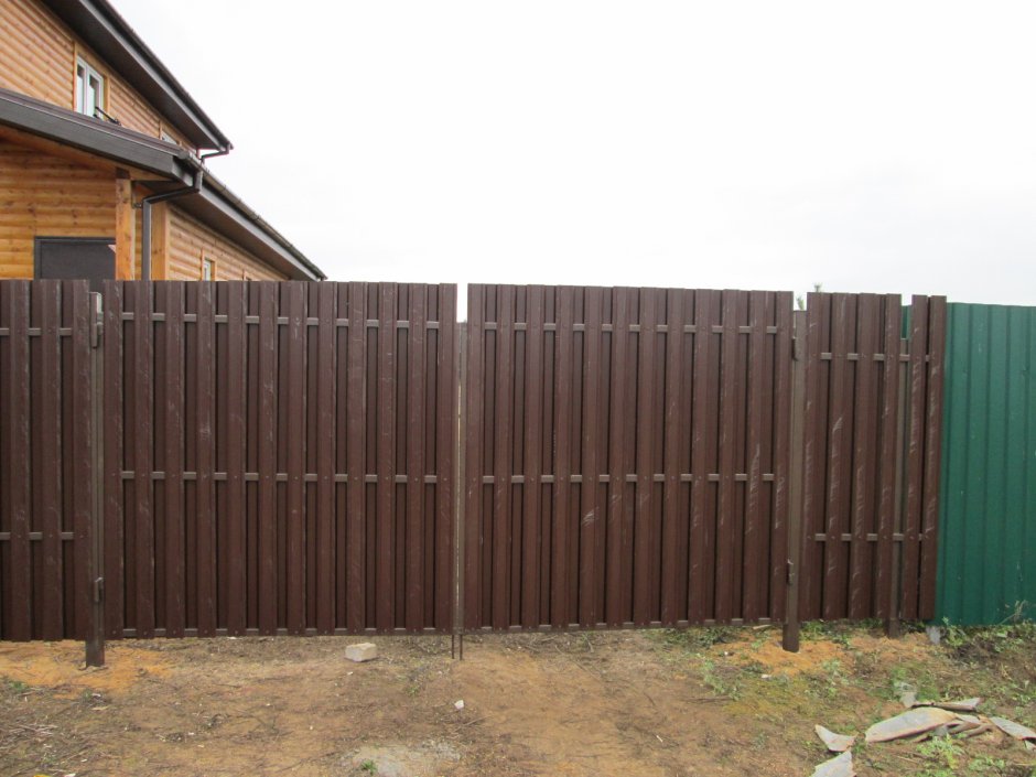 Забор из евроштакетника а ворота из профлиста