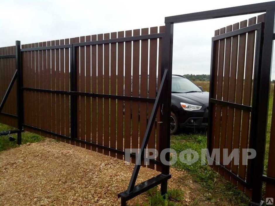 Ворота из евроштакетника с калиткой распашные