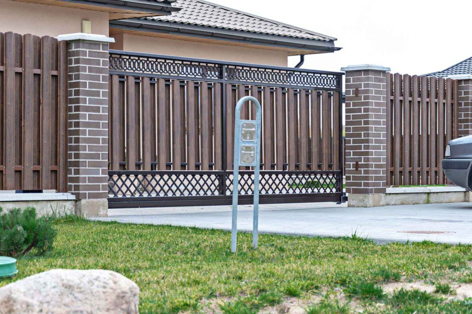 Кованый забор со штакетником