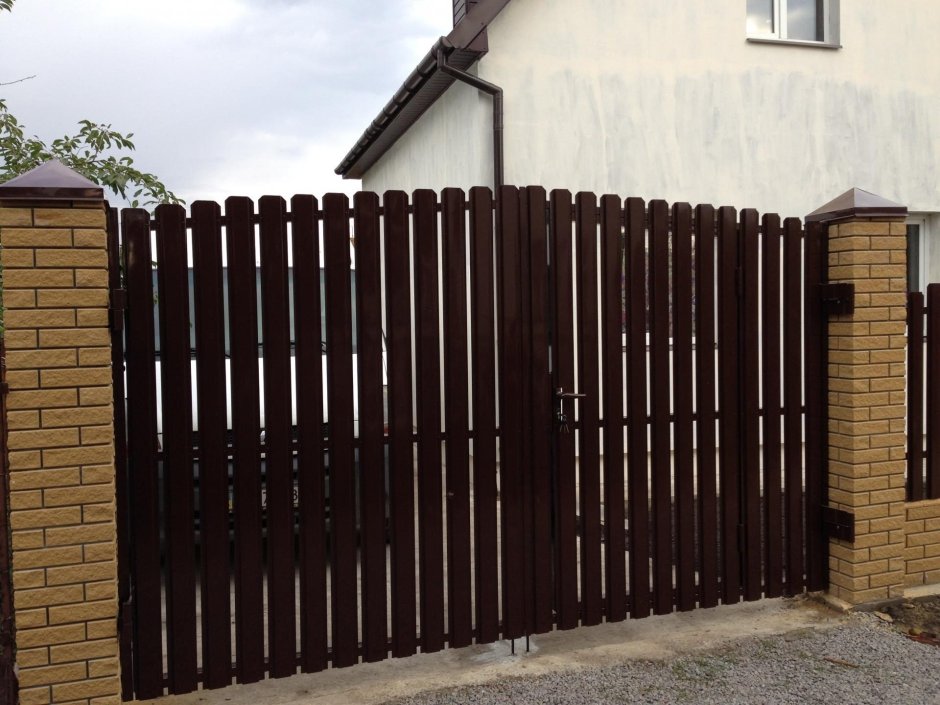 Ворота из евроштакетника с калиткой