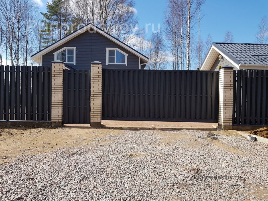 Заборы из евроштакетника с кирпичными столбами и откатными воротами