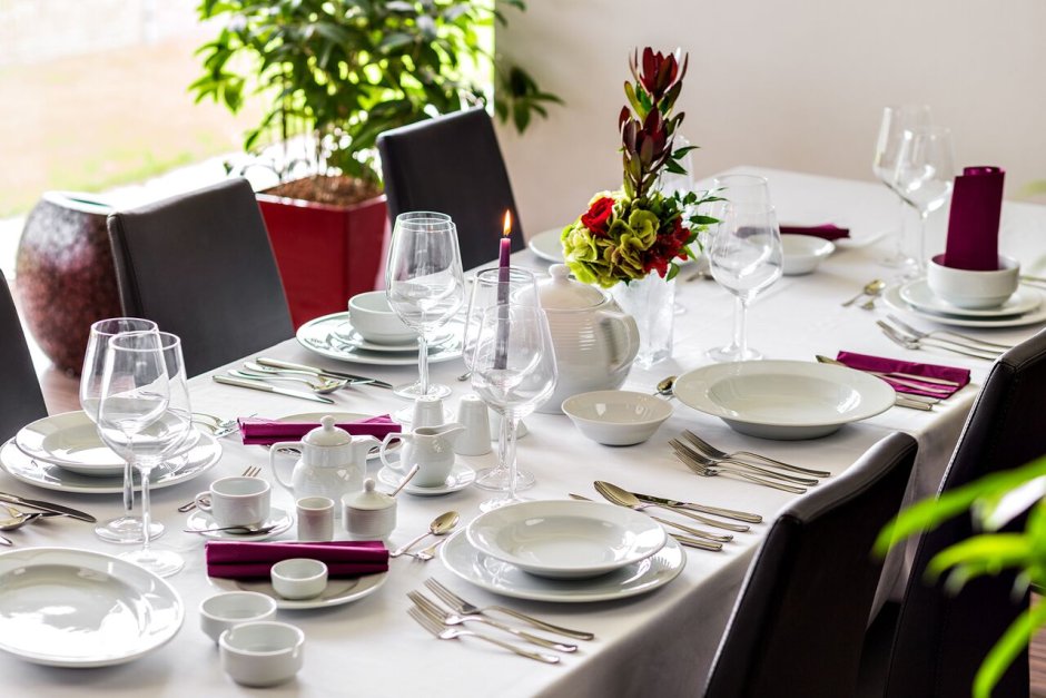Сервировка с белой посудой