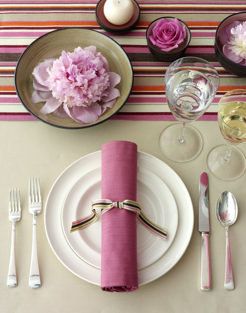 Сервировка стола приборы в салфетке