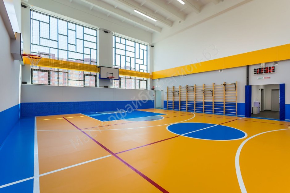 Красивый спортзал в школе