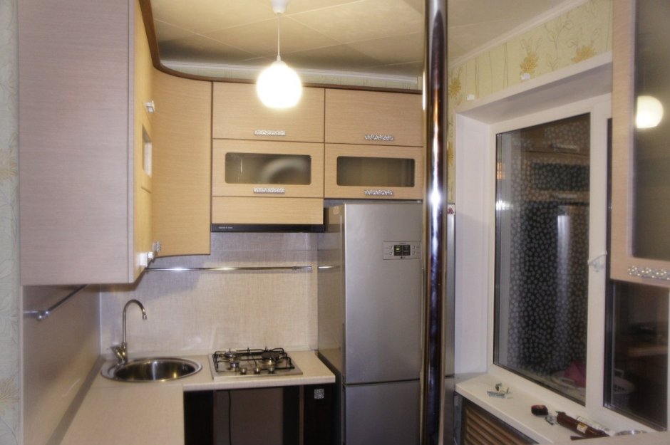 Маленькая кухня с холодильником в брежневке