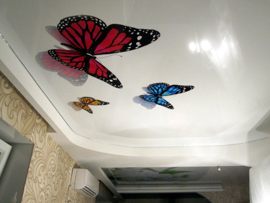Натяжные потолки с бабочками
