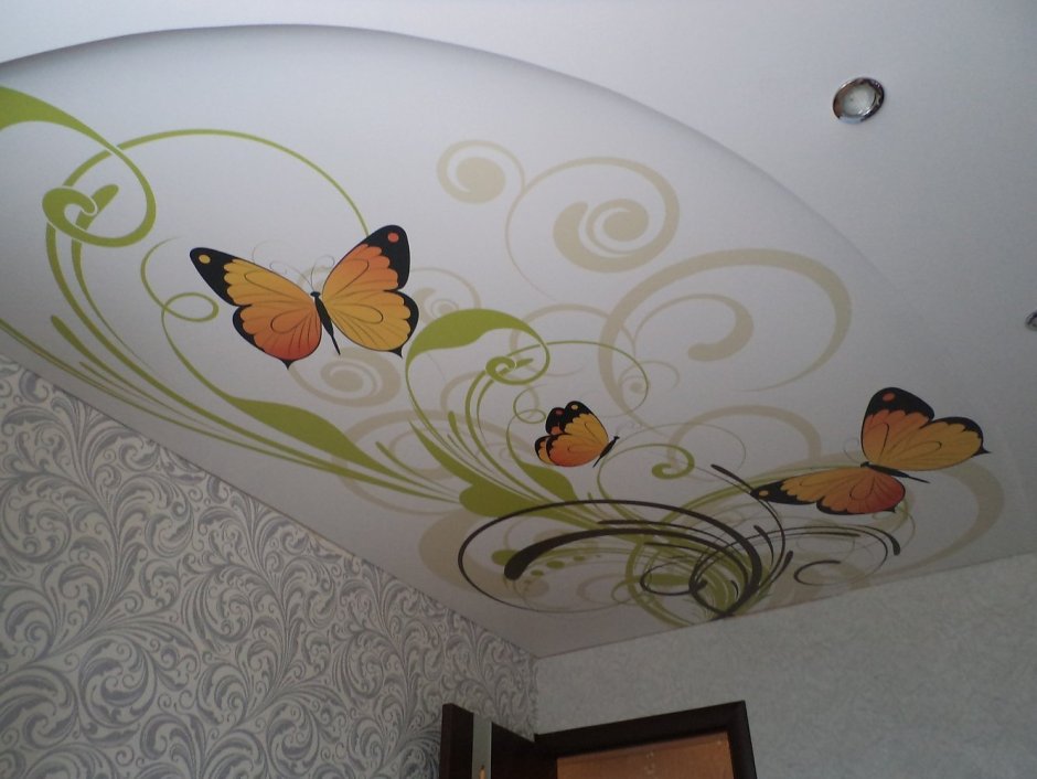 Натяжные потолки с бабочками в зал