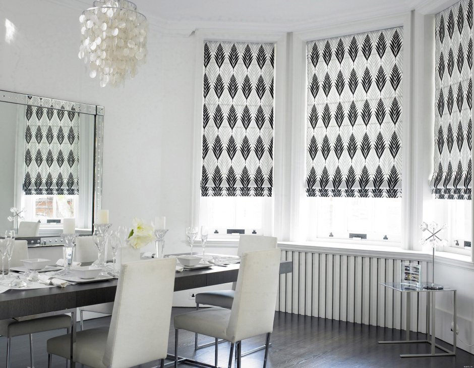 Римская штора на кухне черно белая