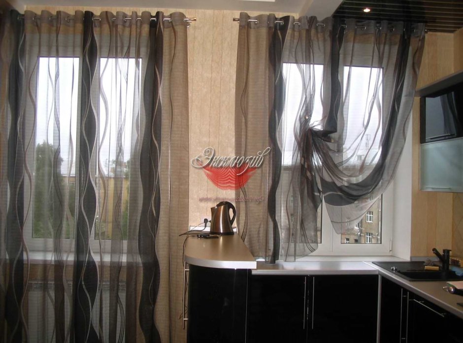 Черная тюль на кухне