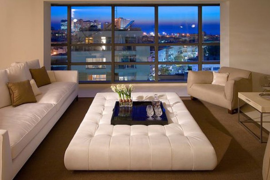 Гостиная с большим диваном