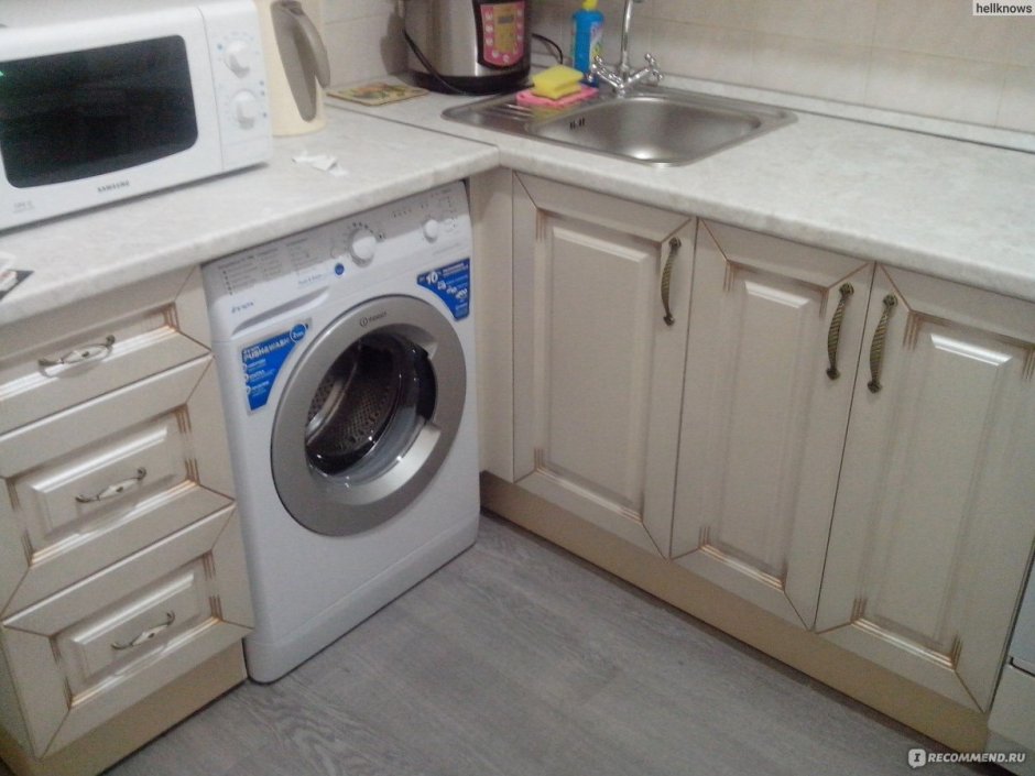Стиральная машина под раковиной в ванной