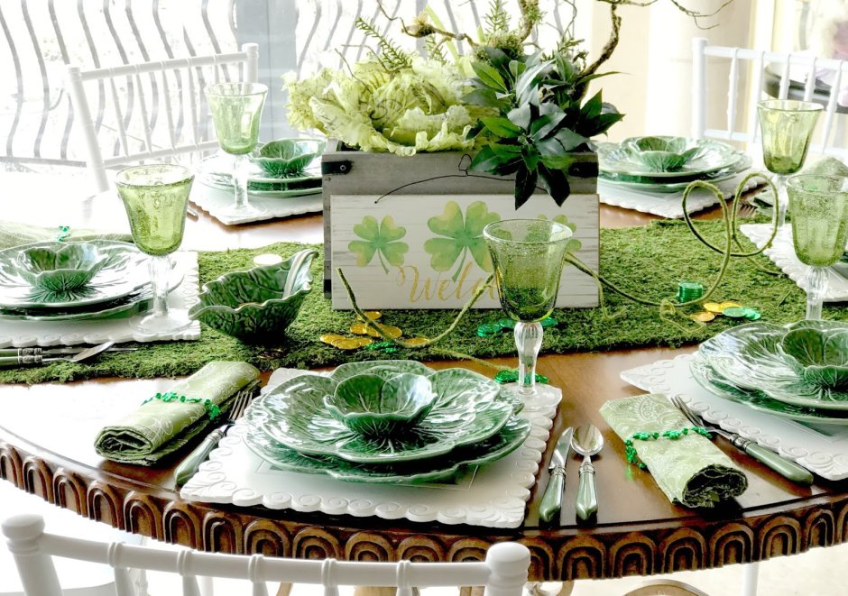 Сервировка с зелеными бокалами