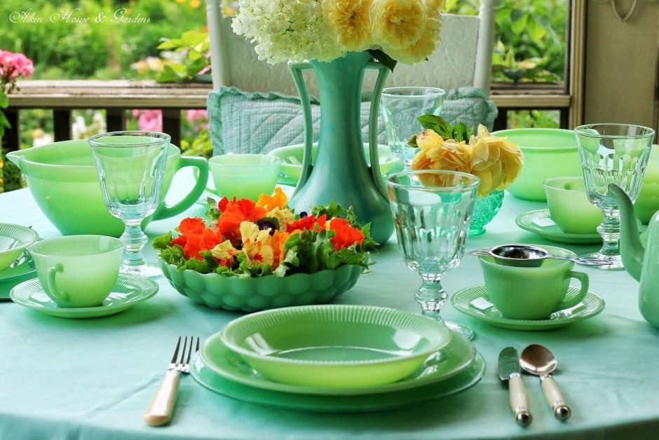 Сервировка для чаепития в зеленом цвете