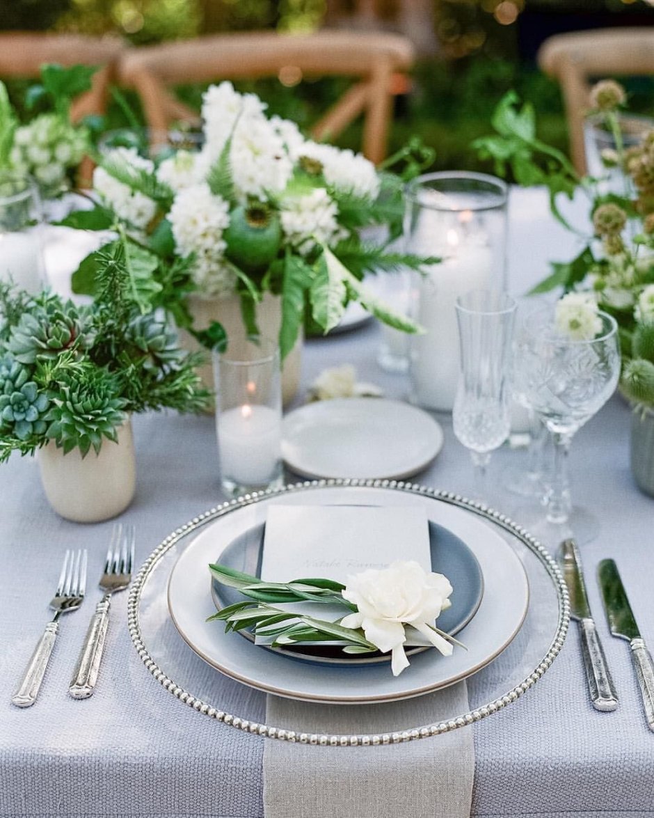 Зеленая сервировка стола