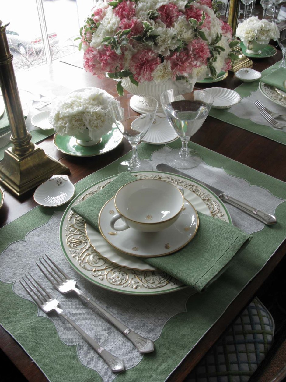 Сервировка стола с зеленой посудой