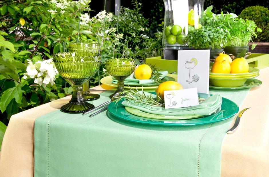 Сервировка стола в зеленых тонах
