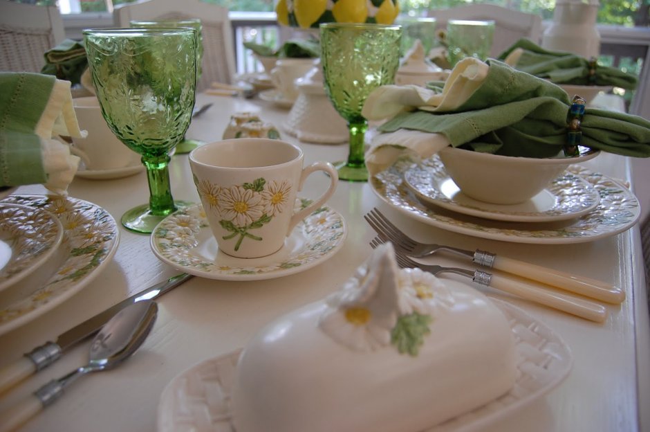Красивая посуда для сервировки стола