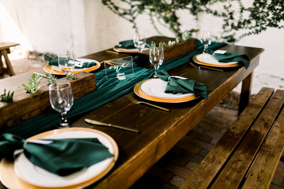 Сервировка стола в изумрудном цвете