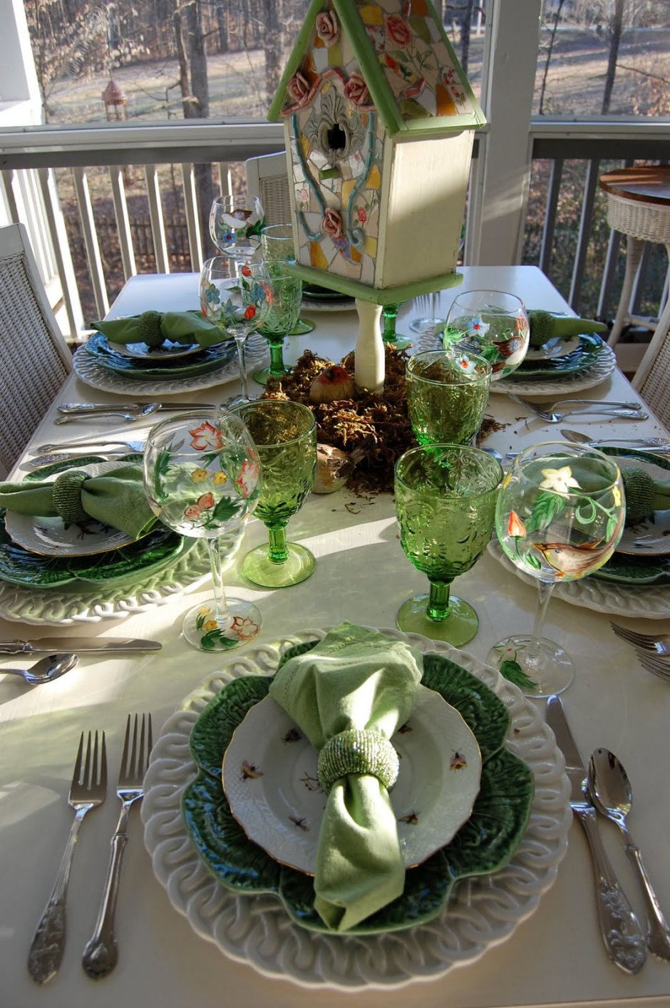 Сервировка стола с зелеными бокалами