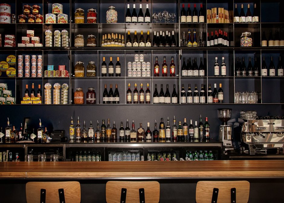 Барная стойка с бутылками