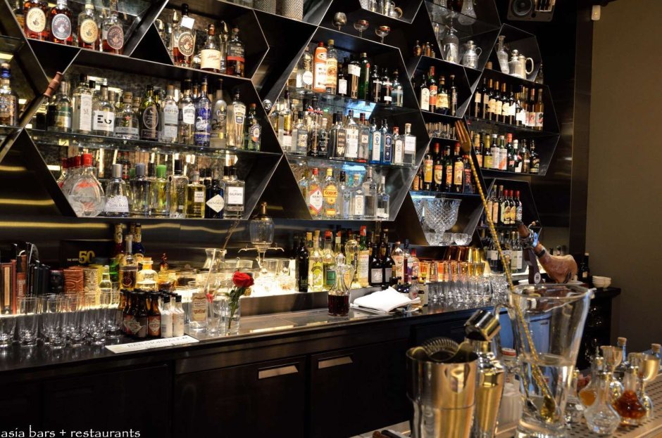 Полки за барной стойкой