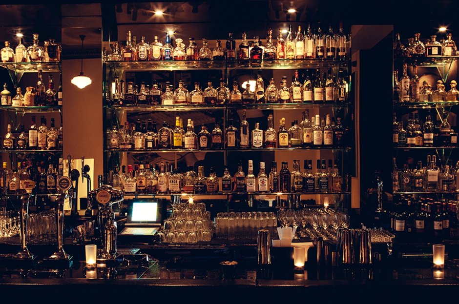 Барная стойка с бутылками