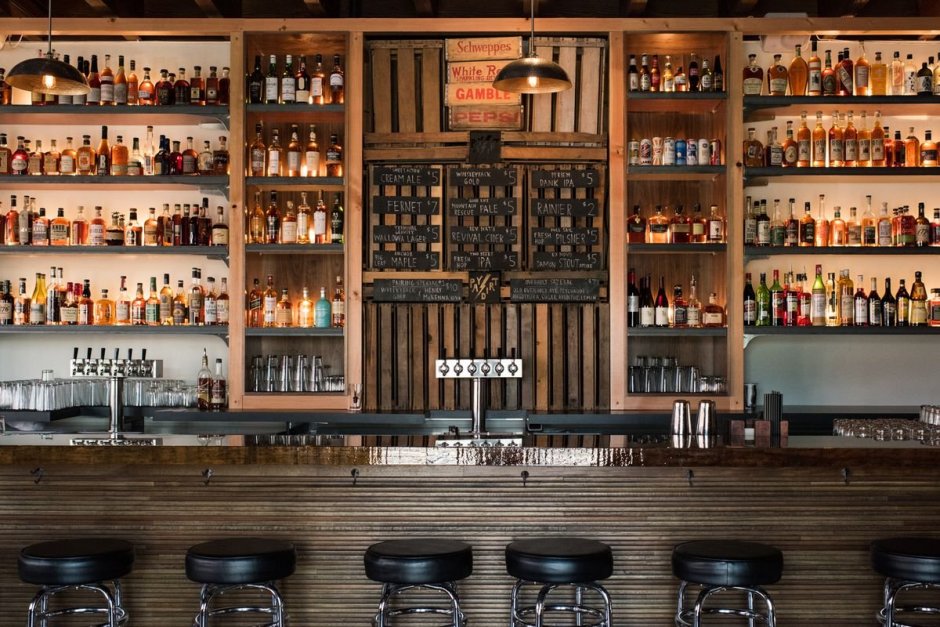 Барные полки в барах