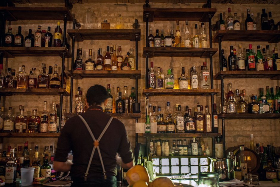 Барные полки в барах