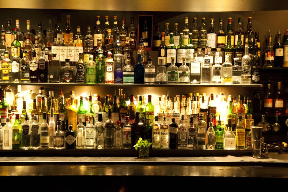 Барная стойка с бутылками