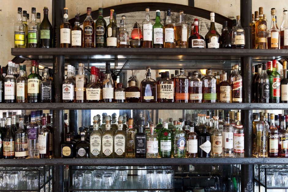 Барная стойка с бутылками