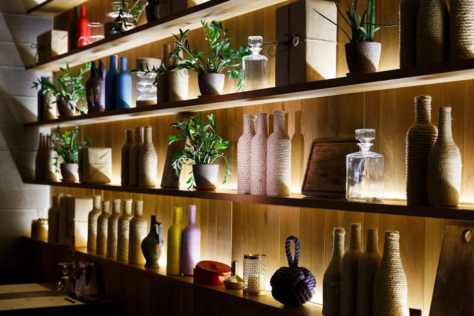 Декор полочек в кафе