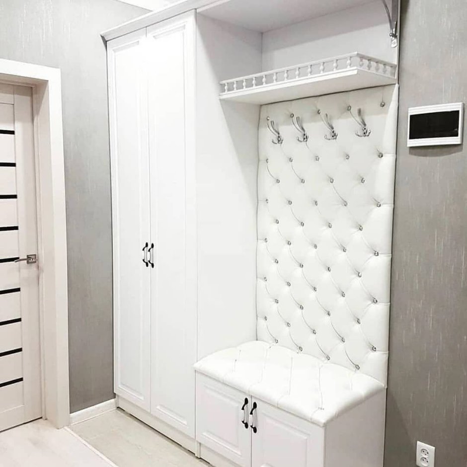 Угловая прихожая с каретной стяжкой