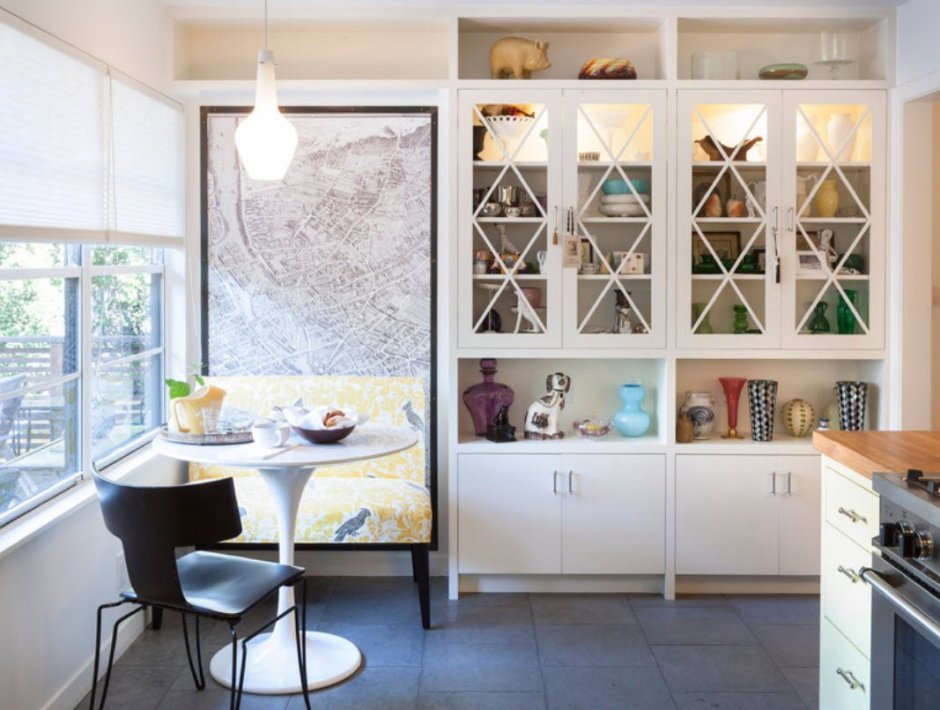 Белая классическая кухня в хрущевке