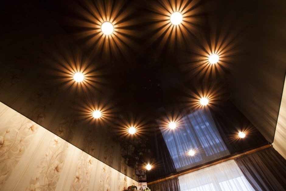 Натяжной потолок в спальне с точечными светильниками