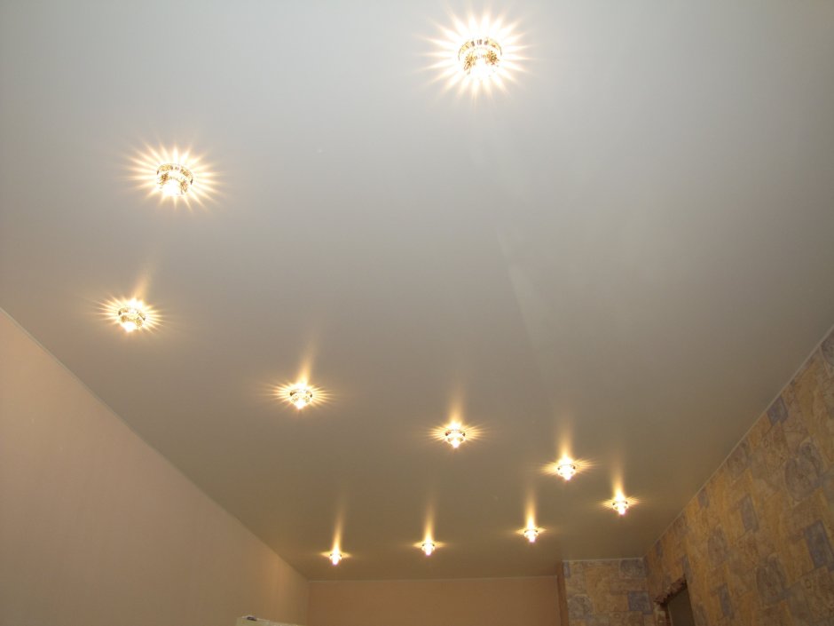 Расположение светильников на натяжном потолке