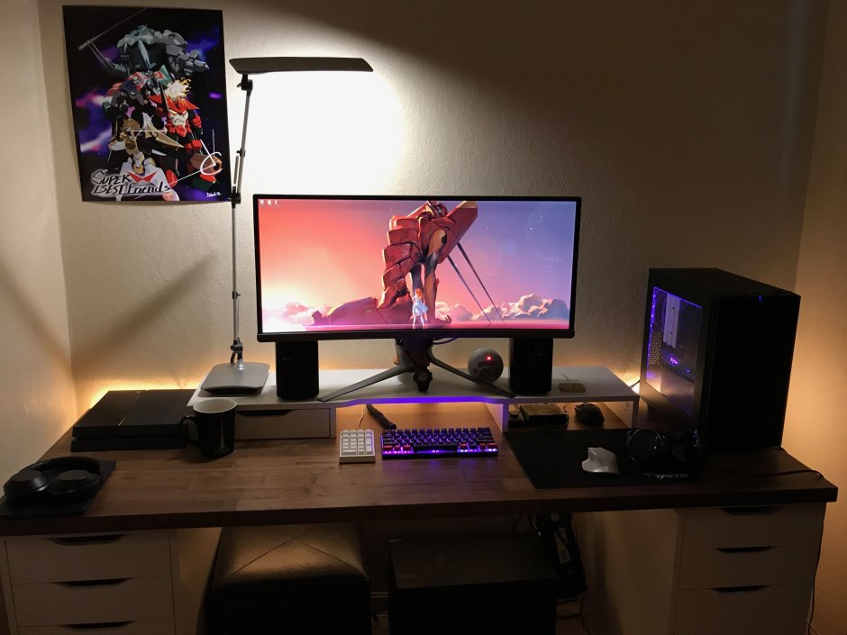 Игровой монитор в комнате