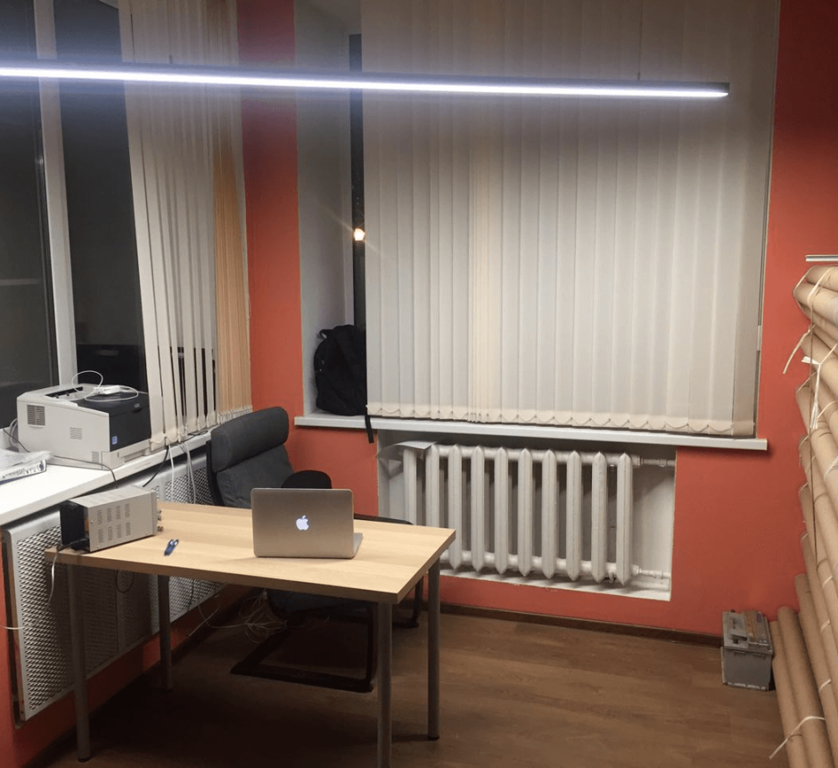 Светильник над рабочим столом