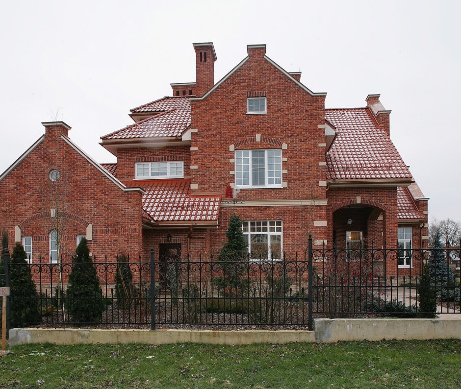 Домик из красного кирпича