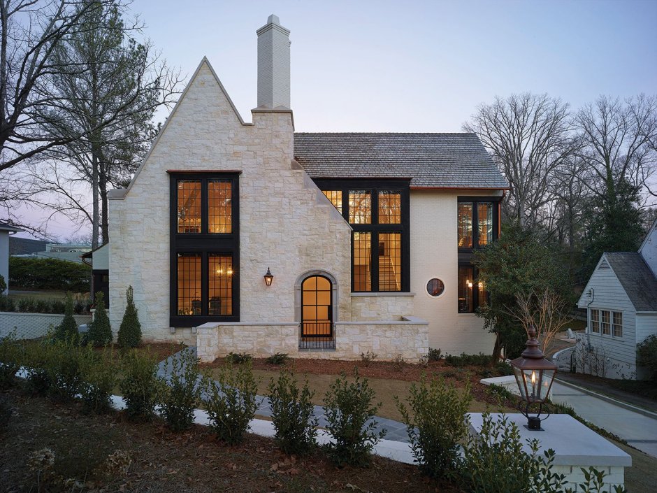 Белый каменный дом в стиле Тюдор