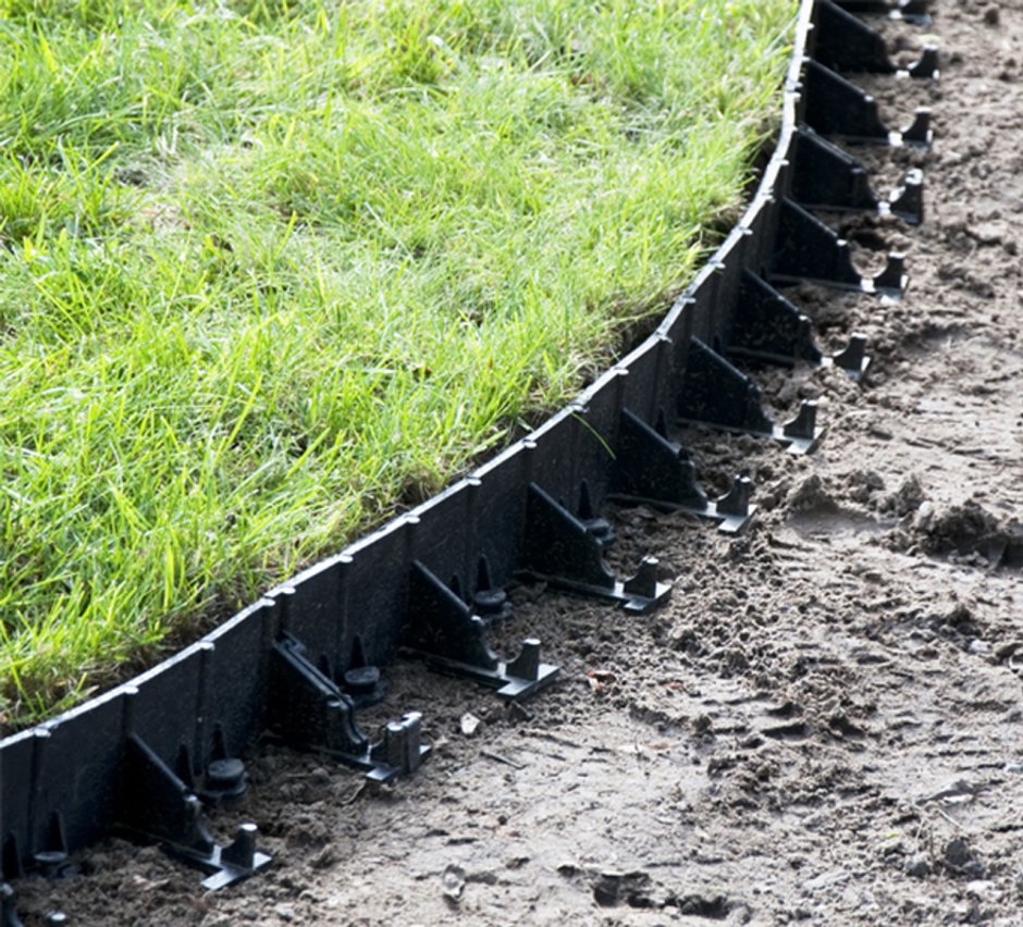 Пластиковый бордюр для газона