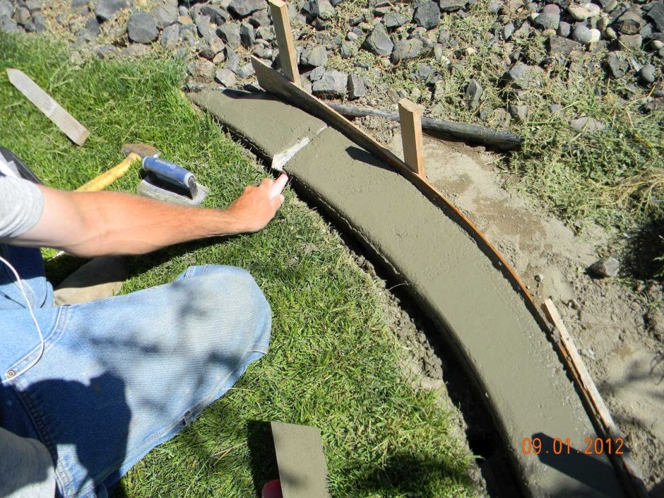 Заливка бордюра с опалубкой