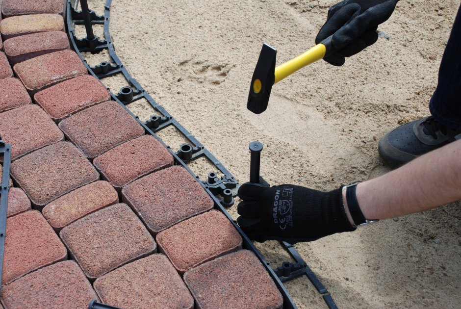 Пластиковый бордюр для дорожек из брусчатки